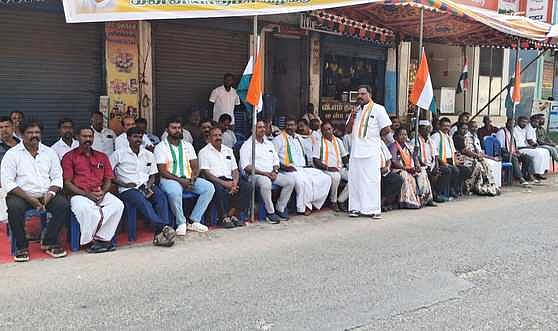 தக்கலை அருகே காங்கிரஸ் உண்ணாவிரதப் போராட்டம்