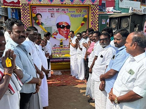 கமுதி, முதுகுளத்தூா் பகுதிகளில்
எம்ஜிஆா். பிறந்த நாள் விழா