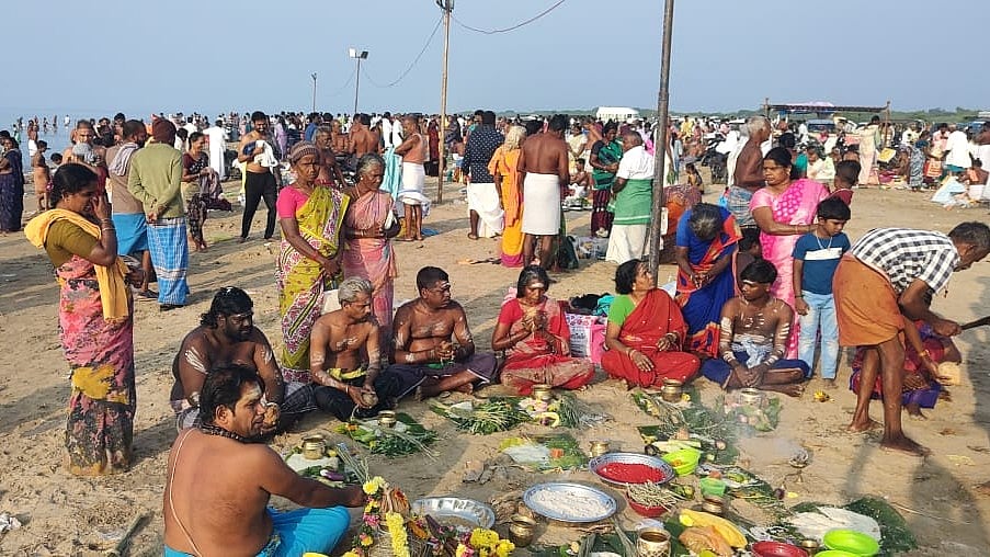 தை அமாவாசை! கோடியக்கரையில் முன்னோர்களுக்கு திதி கொடுத்து வழிபாடு