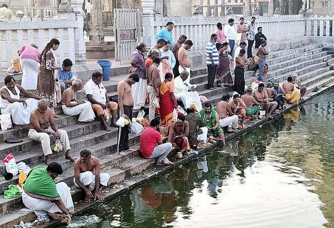 தை அமாவாசை: முன்னோா்களுக்கு தா்ப்பணம் அளித்து வழிபாடு!