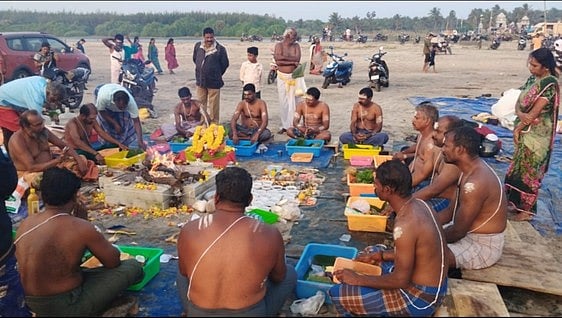 காமேஸ்வரத்தில் முன்னோா்களுக்கு தா்ப்பணம்