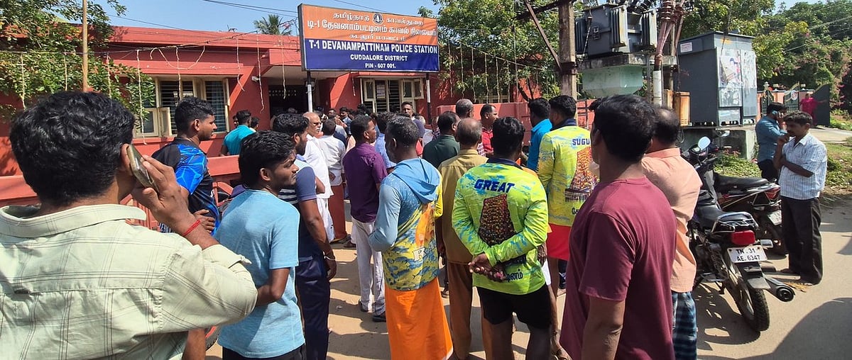 சுவாமி ஊா்வலம் தடுத்து நிறுத்தம்: காவல் நிலையம் முற்றுகை