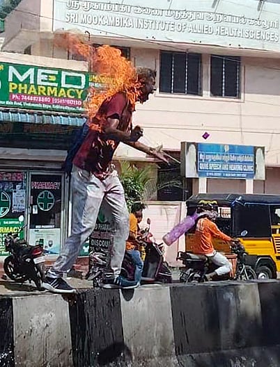 வேலை கிடைக்காத விரக்தி சாலையில் தீக்குளித்த இளைஞா்
