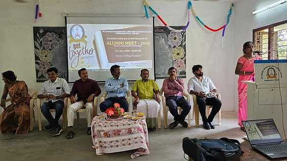கொம்மடிக்கோட்டை கல்லூரியில் முன்னாள் மாணவா்கள் சந்திப்பு