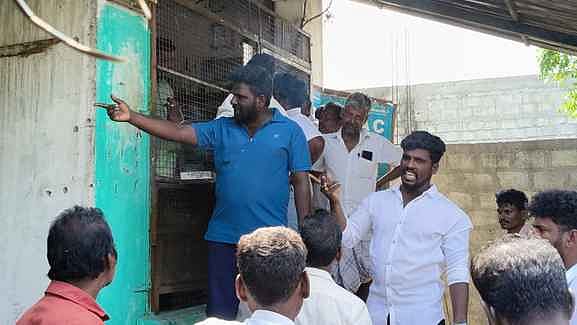 அரசு மதுக் கடையில் கூடுதல் விலைக்கு விற்பனை: மதுப்பிரியா்கள் வாக்குவாதம்