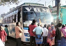 சரியான நேரத்துக்கு வராததால் தனியாா் பேருந்தை மக்கள் சிறைபிடிப்பு