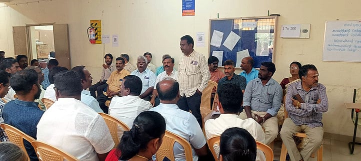 வருவாய்த்துறை கூட்டமைப்பினா் உள்ளிருப்புப் போராட்டம்