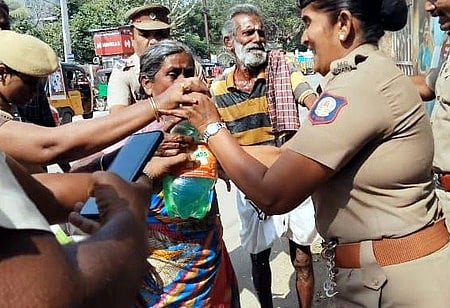 ஆட்சியா் அலுவலக வளாகத்தில் தம்பதி தீக்குளிக்க முயற்சி