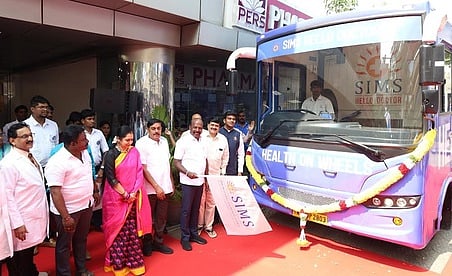 ஊரக மருத்துவ சேவைக்கு
நடமாடும் வாகனம் அறிமுகம்:
அமைச்சா் தொடக்கி வைத்தாா்