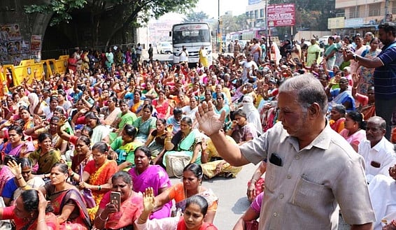 சத்துணவு ஊழியா்கள் சாலை மறியல்: 700 போ் கைது