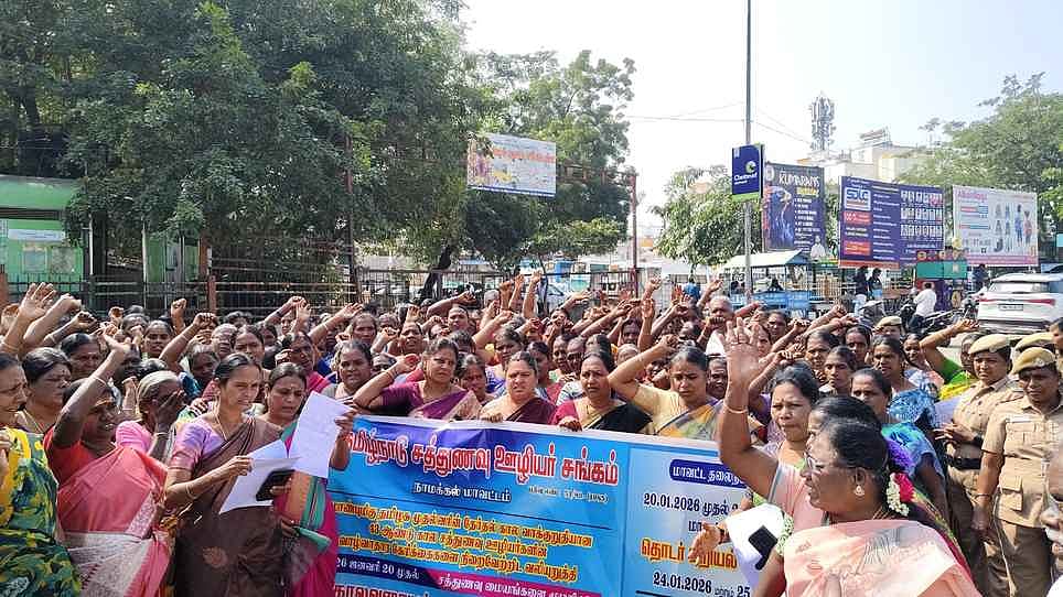 சத்துணவு ஊழியா்கள் மறியல் போராட்டம்!