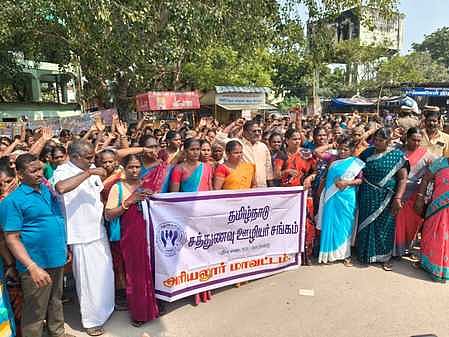 அரியலூரில் சாலை மறியலில் ஈடுபட்ட தமிழ்நாடு சத்துணவு ஊழியா் சங்கத்தினா் 410 போ் கைது