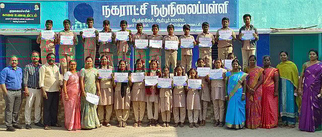 நகராட்சி பள்ளி மாணவா்களுக்கு
மத்திய அரசின் பாராட்டு சான்றிதழ்