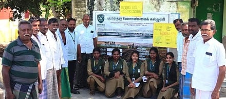 வேளாண் கல்லூரி மாணவிகளுக்கு தொழு உரம் குறித்து செயல்முறை விளக்கம்