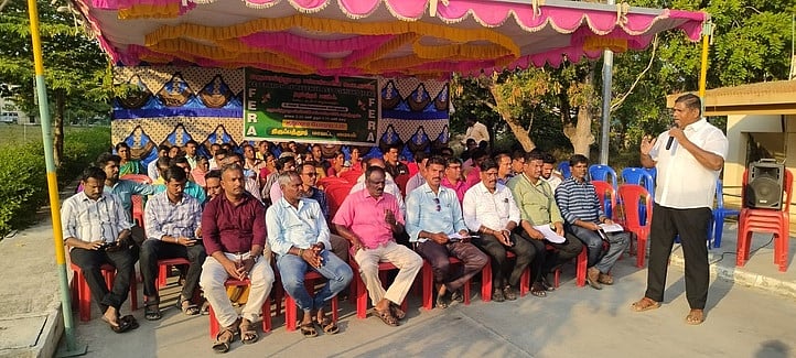 வருவாய்த்துறை சங்கத்தினா் தா்னா