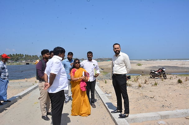 காமேஸ்வரம் கடற்கரையில் மேம்பாட்டுப் பணிகள்: ஆட்சியா் ஆய்வு
