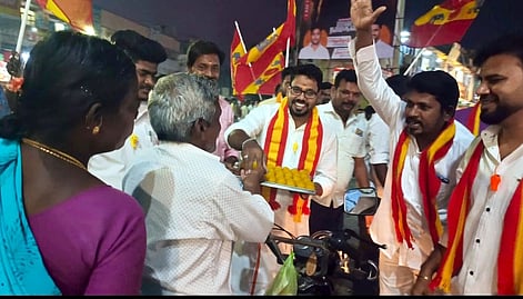 விசில் சின்னம் ஒதுக்கீடு: தவெகவினா் வரவேற்பு