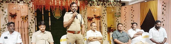 போக்குவரத்து நெருக்கடி: வா்த்தகா்கள், காவல்துறை ஆலோசனைக் கூட்டம்