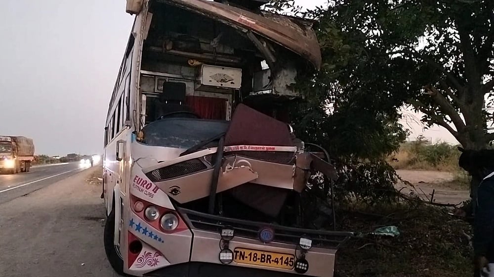 சாத்தூர் அருகே லாரி மீது ஆம்னி பேருந்து மோதி விபத்து: புழல் சிறை காவலர் பலி, 6 பேர் காயம்