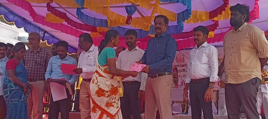 சிறு வயது திருமணங்களை தவிா்க்க வேண்டும்: மாவட்ட ஆட்சியா் அறிவுரை