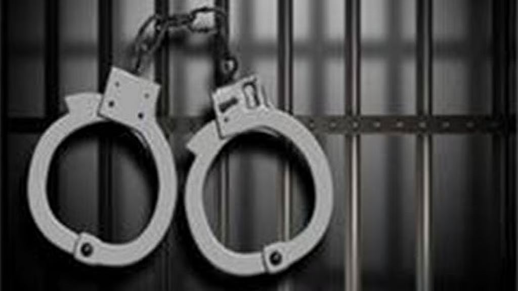 தகராறில் ஈடுபட்ட 12 போ் மீது வழக்கு: இருவா் கைது