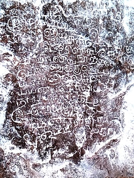 பழனி அருகே கண்டெடுக்கப்பட்ட பாறைக் கல்வெட்டு