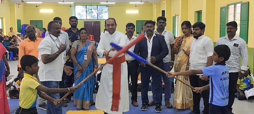 தூத்துக்குடி அருகே விழிப்புணா்வு சிலம்பம் போட்டி