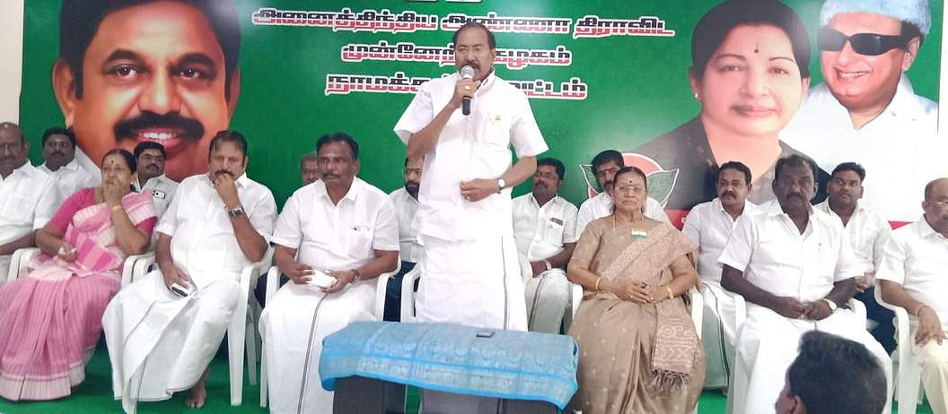 அதிமுக வாக்குறுதிகளை
வீடுவீடாகச் சென்று தெரிவிக்க வேண்டும்