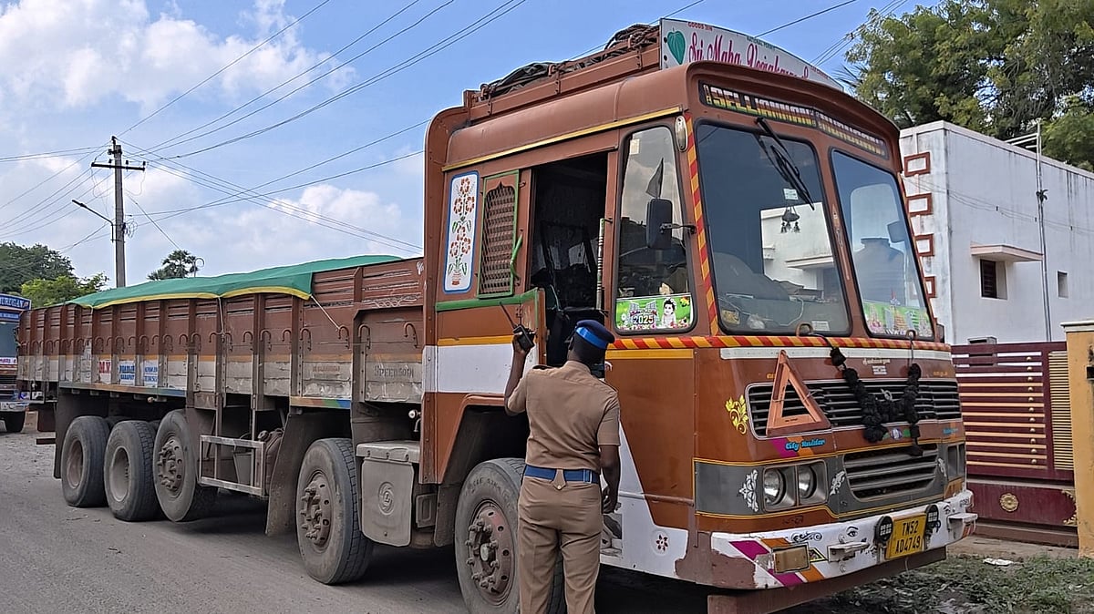கனிம வளம் ஏற்றிச்சென்ற லாரி ஓட்டுநர் மீது பெட்ரோல் குண்டு வீச்சு!