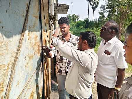 சட்ட விரோதமாக பட்டாசு
தயாரிப்பு: 6 போ் கைது