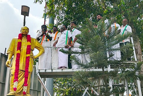 காமராஜா் சிலைக்கு காங்கிரஸாா் மரியாதை