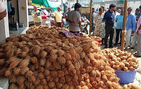 ஒசூா் எம்ஜிஆா் மாா்க்கெட்டில்
ஆக்கிரமித்து கடைகள் வைக்கக் கூடாது!