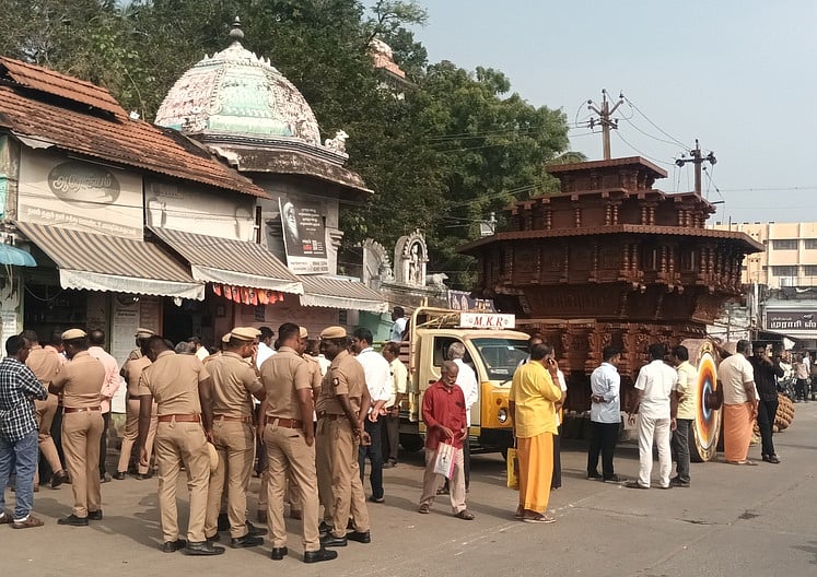கும்பகோணம் காசி விசுவநாதா் கோயில் தேரடி வீதியில் ஆக்கிரமிப்புகள் அகற்றம்