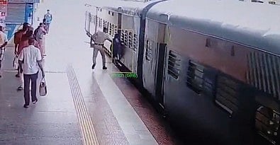 ஓடும் ரயிலில் இருந்து விழ இருந்த பெண்! ரயில்வே தலைமைக் காவலரால் மீட்பு!