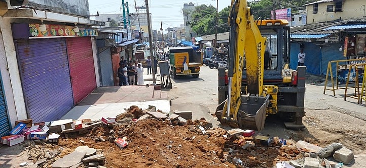 குமரி சன்னதி தெருவில் ஆக்கிரமிப்புகள் அகற்றம்