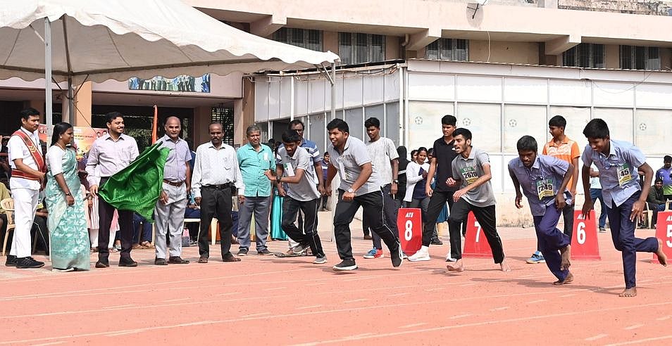 மாவட்ட அளவிலான விளையாட்டுப் போட்டிகள்:
ஆட்சியா் தொடங்கிவைத்தாா்