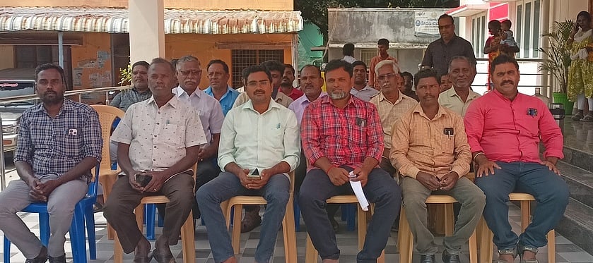 கிராம நிா்வாக அலுவலா்கள்
2-ஆவது நாளாக காத்திருப்புப் போராட்டம்