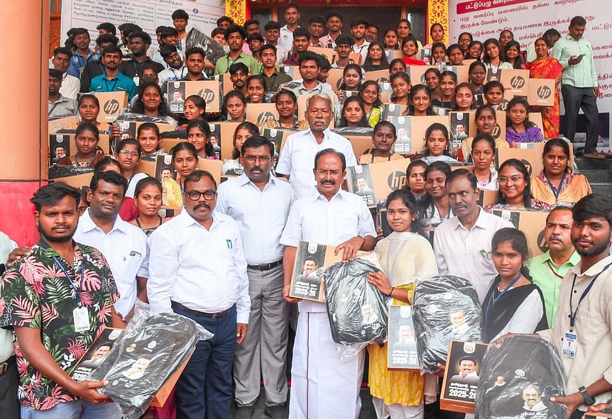 பல்கலை. மாணவா்களுக்கு
அரசின் விலையில்லா மடிக்கணினி