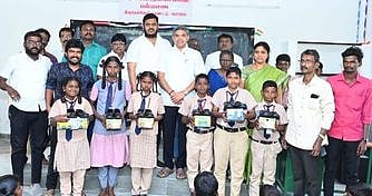 பள்ளமடை அரசு பள்ளி மாணவா்கள் 200 பேருக்கு காலணி