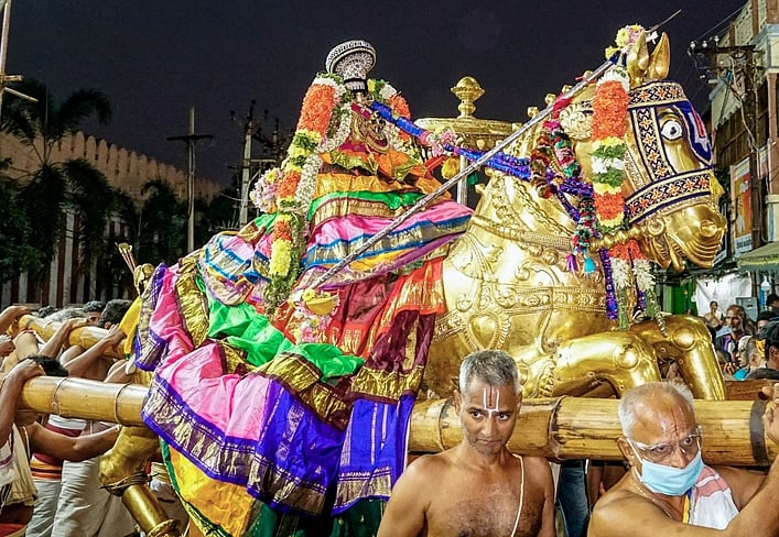 ஸ்ரீரங்கம் கோயிலில் தங்கக் குதிரை வாகனத்தில் வையாளி கண்டருளினாா் நம்பெருமாள்