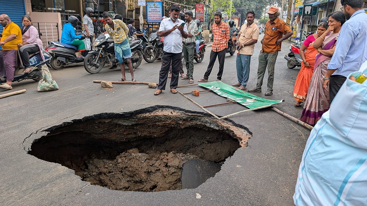 மீண்டும் மீண்டுமா? கருக்கு முக்கிய சாலையில் ராட்சத பள்ளம்! தீர்வுடன் மாற்றும் தேவை!
