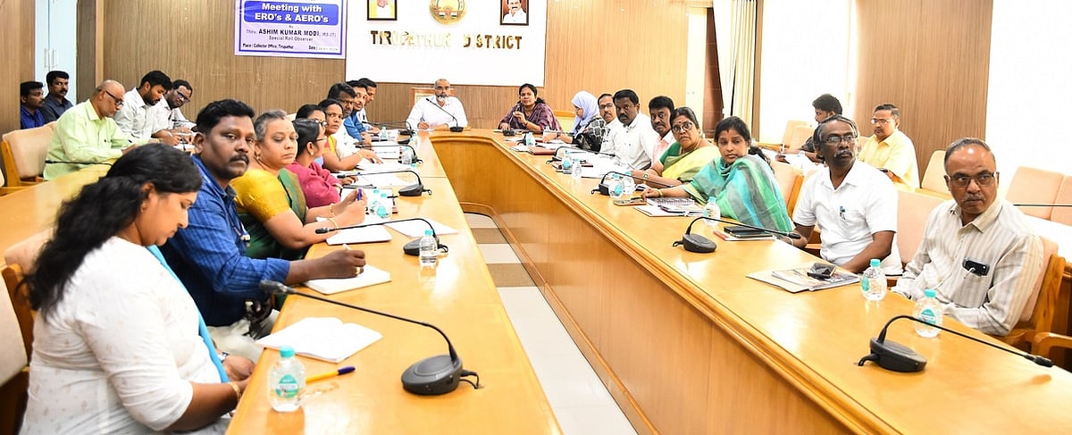 எஸ்ஐஆா் படிவங்களை விரைவாக பதிவேற்ற வேண்டும்: சிறப்பு பாா்வையாளா் அறிவுறுத்தல்