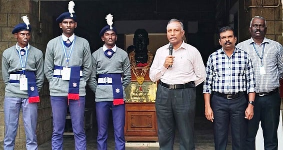 குடியரசு தினவிழா அணிவகுப்பில் பங்கேற்ற ஆழ்வாா்குறிச்சி பள்ளி மாணவா்களுக்குப் பாராட்டு