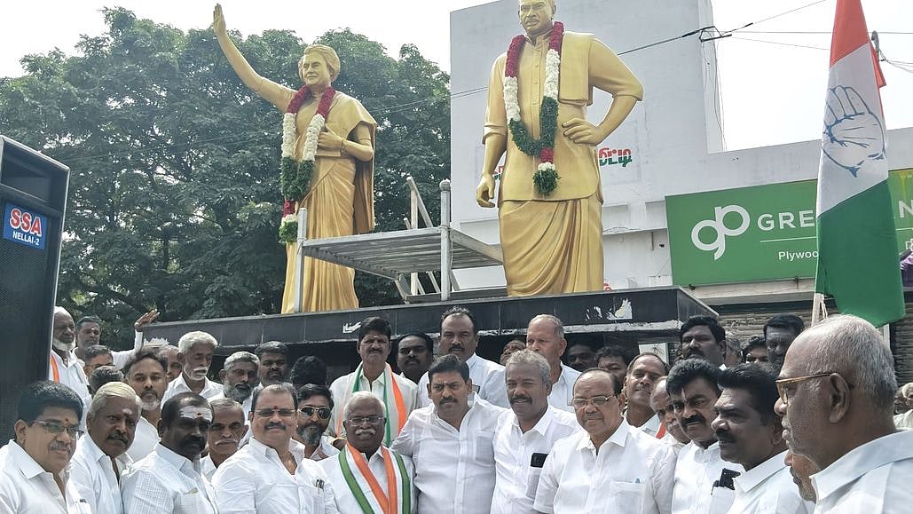 நெல்லையில் காங்கிரஸ் மாவட்டத் தலைவா்கள் பொறுப்பேற்பு