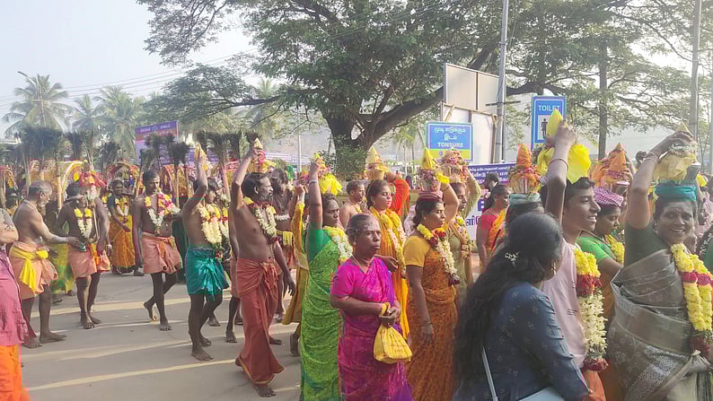 பழனியில் இன்று தைப்பூச தேரோட்டம்! லட்சக்கணக்கில் திரண்டு வந்த பக்தா்கள்!!