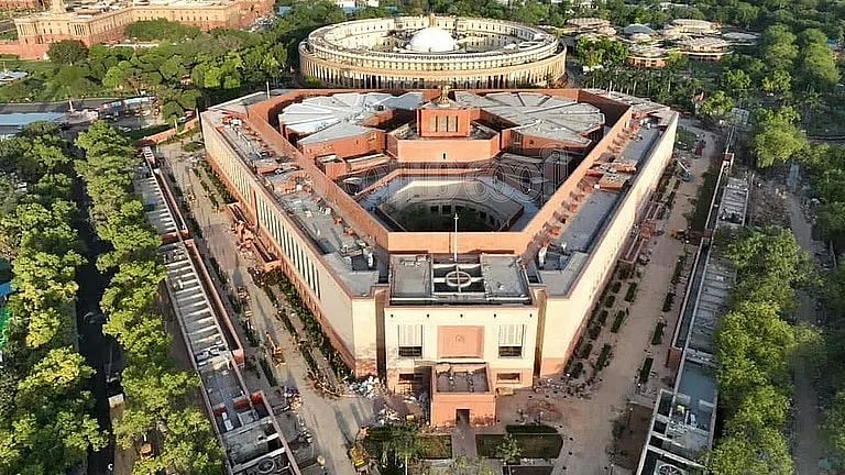 நாடாளுமன்றம்: இரு அவைகளின் ஊழியர்கள், பராமரிப்புச் செலவுக்காக ரூ. 1,492 கோடி ஒதுக்கீடு