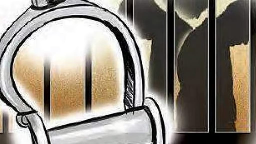 மதுப் புட்டிகளை விற்ற மூவா் கைது