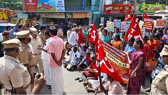 கூட்டுறவு நூற்பாலை தொழிலாளா்கள் சாலை மறியல்: 88 போ் கைது