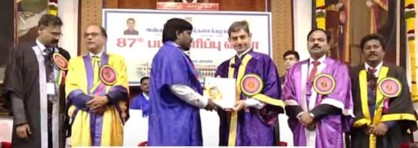 முதல்வா் ஸ்டாலின் படத்தை வைத்து ஆளுநரிடம் பட்டம் வாங்கிய மாணவா்!