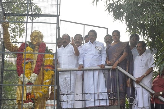 அண்ணா நினைவு தினம்: பல்வேறு கட்சியினா் அஞ்சலி